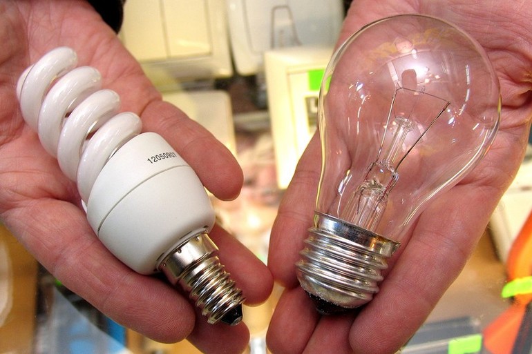 La différence des ampoules à économie d'énergie avec une simple lampe à incandescence