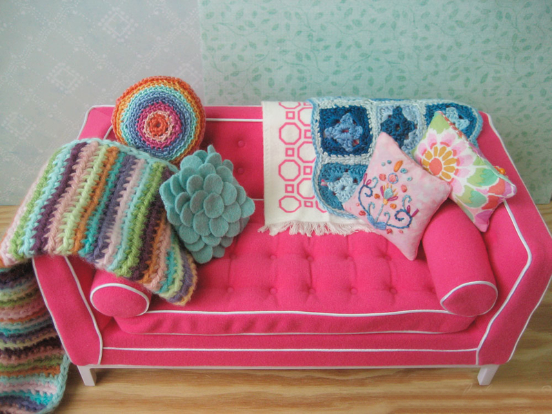 Canapé bricolage avec articles tricotés pour poupées