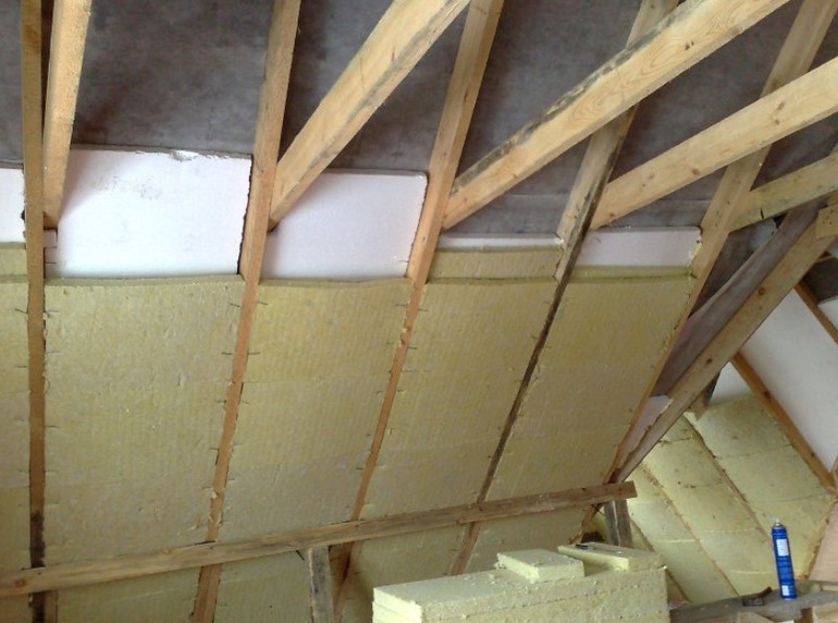 Comment isoler le toit du grenier de l'intérieur